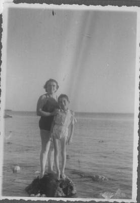 [Vladimir Herzog na praia com a mãe]